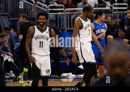 Orlando, États-Unis. 15th mars 2022. Kyrie Irving (11 Brooklyn nets) et Kevin durant (7 Brooklyn nets) rient ensemble pendant le match de la National Basketball Association entre Orlando Magic et Brooklyn nets au Amway Center à Orlando, en Floride. Andrea Vilchez/SPP crédit: SPP Sport presse photo. /Alamy Live News Banque D'Images