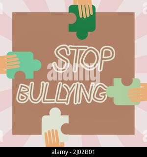 Panneau écrit à la main Stop Bullying. Mot pour combattre et éliminer ce comportement inacceptable agressif Illustration des mains tenant des pièces de puzzle chacun Banque D'Images