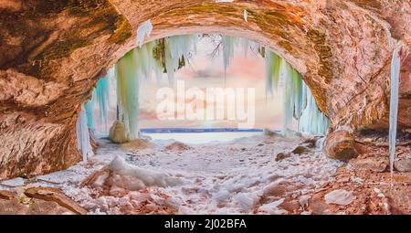 Belle grotte de glace au lever du soleil en hiver avec de grandes glaces bleues et vertes Banque D'Images