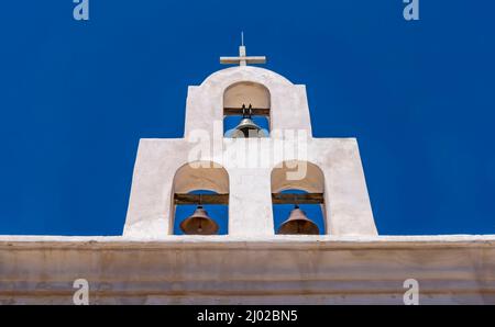 Bronze Bells Belfry Mission San Xavier del bac Eglise catholique Tuscon Arizona fondée 1692 reconstruite 1700s exécutée par Frranciscans meilleur exemple Colo espagnol Banque D'Images