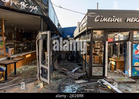 Kiev, Ukraine. 15th mars 2022. Une attaque de bombardement russe endommage les établissements de Kiev. Les forces russes poursuivent leur invasion à grande échelle en Ukraine. Jusqu'à présent, leur offensive a fait fuir jusqu'à 2 millions de personnes, suscitant des critiques et des protestations de la part de gens du monde entier. Crédit : SOPA Images Limited/Alamy Live News Banque D'Images