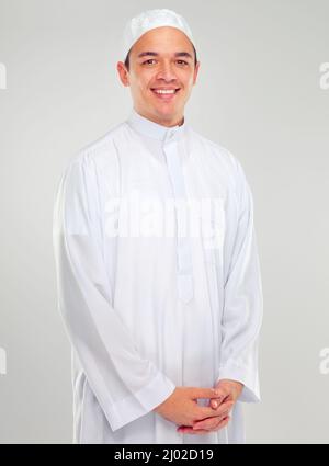 La tradition est importante pour moi. Studio portrait d'un jeune arabe. Banque D'Images