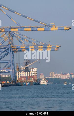 Une photo du terminal de conteneurs chargeant des conatainers dans le navire, dans le chantier naval de Kochi, situé à kerala, en Inde. Photo prise le 13 mars 202 Banque D'Images