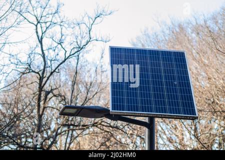 Journée ensoleillée sur la promenade dans le parc de la ville de Kamenica, Novi Sad. Des panneaux solaires du système d'énergie alternative ont été installés sur la promenade de Banque D'Images