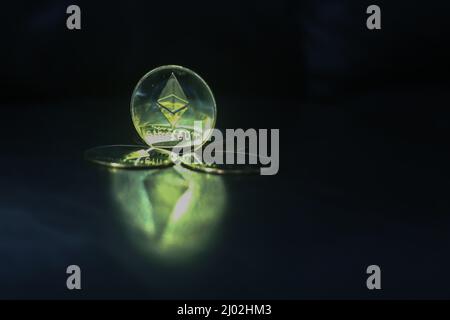 L'éther est une crypto-monnaie dérivée de l'Ethereum, une chaîne de blocs open-source. Ethereum Mining est le processus de vérification des blocs de transaction Banque D'Images