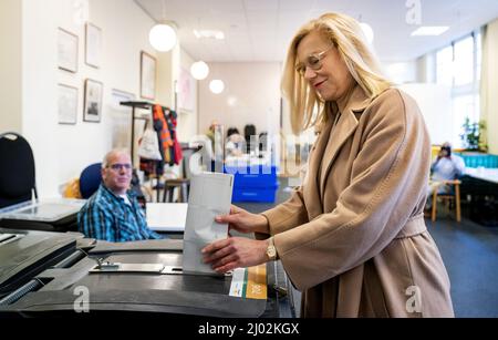 DEN HAAG - D66-leider Sigrid Kaag brengt in wijkcentrum het Benoordenhuis haar stem uit voor de gemeenteraadsverkiezingen. ANP BART MAAT Banque D'Images