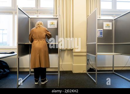 DEN HAAG - D66-leider Sigrid Kaag brengt in wijkcentrum het Benoordenhuis haar stem uit voor de gemeenteraadsverkiezingen. ANP BART MAAT Banque D'Images