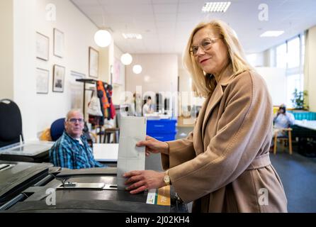 DEN HAAG - D66-leider Sigrid Kaag brengt in wijkcentrum het Benoordenhuis haar stem uit voor de gemeenteraadsverkiezingen. ANP BART MAAT Banque D'Images