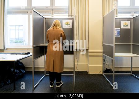 DEN HAAG - D66-leider Sigrid Kaag brengt in wijkcentrum het Benoordenhuis haar stem uit voor de gemeenteraadsverkiezingen. ANP BART MAAT Banque D'Images