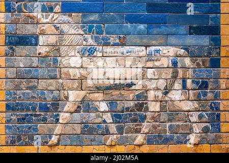 La porte Ishtar (arabe: بوابة عشتار) était la huitième porte de la ville intérieure de Babylone Banque D'Images