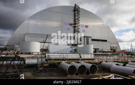 Le réacteur de Tchernobyl numéro 4 voûte de confinement au-dessus de l'abri d'objet est la plus grande construction mobile dans le monde. En mars 15, la situation à Tchernobyl est généralement dangereuse. En raison de l'action des occupants, une alimentation stable des installations était arrêtée, qui ne devrait pas être laissée sans alimentation électrique. Cependant, les chiens de garde atomiques des Nations Unies ont déclaré que le combustible nucléaire stocké dans l'installation a refroidi, de sorte qu'il n'y a toujours aucune inquiétude imminente pour le moment. Les centrales nucléaires de Tchernobyl peuvent représenter une menace pour toute l'Europe. Banque D'Images