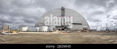 Le réacteur de Tchernobyl numéro 4 voûte de confinement au-dessus de l'abri d'objet est la plus grande construction mobile dans le monde. En mars 15, la situation à Tchernobyl est généralement dangereuse. En raison de l'action des occupants, une alimentation stable des installations était arrêtée, qui ne devrait pas être laissée sans alimentation électrique. Cependant, les chiens de garde atomiques des Nations Unies ont déclaré que le combustible nucléaire stocké dans l'installation a refroidi, de sorte qu'il n'y a toujours aucune inquiétude imminente pour le moment. Les centrales nucléaires de Tchernobyl peuvent représenter une menace pour toute l'Europe. Banque D'Images