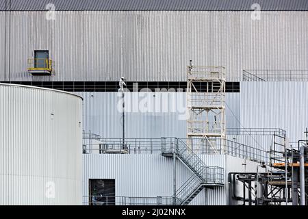 Le réacteur de Tchernobyl numéro 4 voûte de confinement au-dessus de l'abri d'objet est la plus grande construction mobile dans le monde. En mars 15, la situation à Tchernobyl est généralement dangereuse. En raison de l'action des occupants, une alimentation stable des installations était arrêtée, qui ne devrait pas être laissée sans alimentation électrique. Cependant, les chiens de garde atomiques des Nations Unies ont déclaré que le combustible nucléaire stocké dans l'installation a refroidi, de sorte qu'il n'y a toujours aucune inquiétude imminente pour le moment. Les centrales nucléaires de Tchernobyl peuvent représenter une menace pour toute l'Europe. (Photo de Mykhaylo Palinchak/SOPA Images/Sipa USA) Banque D'Images