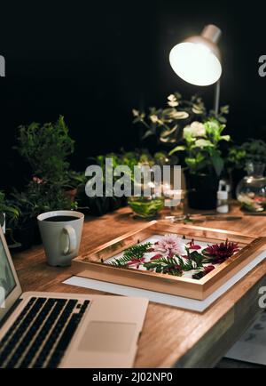 Vous pouvez également transformer vos passions en une entreprise prospère. Photo de la vie d'un beau cadre mural de fleur et d'un ordinateur portable sur une table de travail à une fleur Banque D'Images