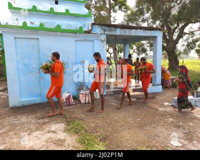 Bhadrak, Odisha Inde. 02th août 2021 : les dévotés de lord shiva transportant de l'eau de River à l'exécution d'abhishek à Lord shiva au temple. Banque D'Images