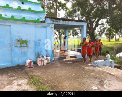 Bhadrak, Odisha Inde. 02th août 2021 : les dévotés de lord shiva transportant de l'eau de River à l'exécution d'abhishek à Lord shiva au temple. Banque D'Images