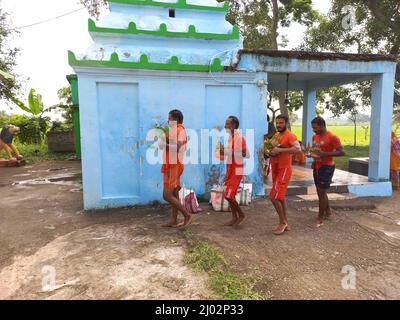 Bhadrak, Odisha Inde. 02th août 2021 : les dévotés de lord shiva transportant de l'eau de River à l'exécution d'abhishek à Lord shiva au temple. Banque D'Images