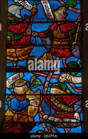 Les rois de l'ancien Israël et de Juda, identifiés par leurs noms sur les rouleaux, incluent le roi David avec la harpe dorée (en bas à gauche). Détail du vitrail Renaissance fenêtre arbre de Jesse dans l'église Saint-Rémi de Ceffonds, église du village à Ceffonds dans la région Champagne. Ce vitrail a été fabriqué au début du XVIe siècle par des maîtres verriers de la ville voisine de Troyes et est typique de l’école de verrerie Champenoise, réputée pour ses couleurs intenses. La fenêtre a été installée en 1512. Banque D'Images
