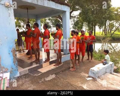 Bhadrak, Odisha Inde. 02th août 2021 : les dévotés de lord shiva transportant de l'eau de River à l'exécution d'abhishek à Lord shiva au temple. Banque D'Images