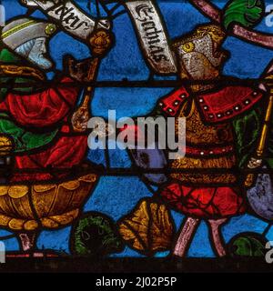 Rois de l'ancien Israël et Juda, identifiés par leurs noms sur des rouleaux et tenant des sceptres. Détail du vitrail Renaissance fenêtre arbre de Jesse dans l'église Saint-Rémi de Ceffonds, église du village à Ceffonds dans la région Champagne. Ce vitrail a été fabriqué au début du XVIe siècle par des maîtres verriers de la ville voisine de Troyes et est typique de l’école de verrerie Champenoise, réputée pour ses couleurs intenses. La fenêtre a été installée en 1512. Banque D'Images