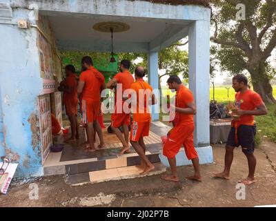 Bhadrak, Odisha Inde. 02th août 2021 : les dévotés de lord shiva transportant de l'eau de River à l'exécution d'abhishek à Lord shiva au temple. Banque D'Images
