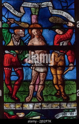 La flagellation du Christ: Vivivivivivace de France représentant une scène de la passion du Christ dans une fenêtre de 1511, créée par les maîtres verriers de Troyes, dans l'Église Saint-Rémi à Ceffonds, un village dans le département de haute-Marne de la région Champagne, dans le nord-est de la France. Banque D'Images