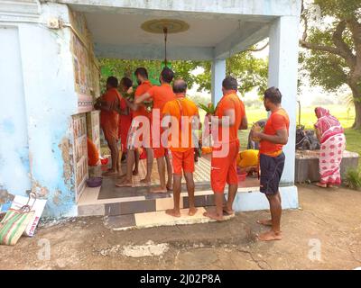 Bhadrak, Odisha Inde. 02th août 2021 : les dévotés de lord shiva transportant de l'eau de River à l'exécution d'abhishek à Lord shiva au temple. Banque D'Images