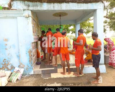Bhadrak, Odisha Inde. 02th août 2021 : les dévotés de lord shiva transportant de l'eau de River à l'exécution d'abhishek à Lord shiva au temple. Banque D'Images