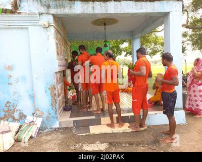 Bhadrak, Odisha Inde. 02th août 2021 : les dévotés de lord shiva transportant de l'eau de River à l'exécution d'abhishek à Lord shiva au temple. Banque D'Images