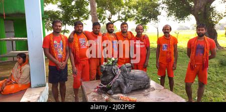 Bhadrak, Odisha Inde. 02th août 2021 : les dévotés de lord shiva transportant de l'eau de River à l'exécution d'abhishek à Lord shiva au temple. Banque D'Images