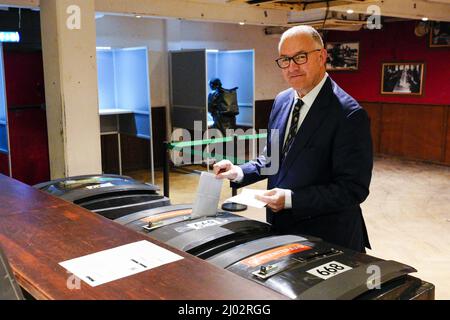 ROTTERDAM - Burgemeester Ahmed Aboutaleb van Rotterdam brengt zijn stem vouit or de gemeenteraadsverkiezingen. ANP MARCO DE SWART Banque D'Images