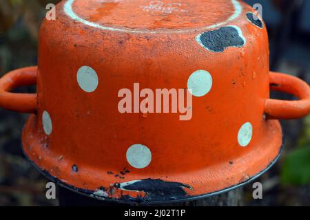 Arrière-plans magnifiques et inhabituels en métal, rouge avec des cercles blancs, des pois. Banque D'Images