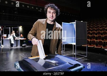 DEN HAAG - GroenLinks-leider Jesse Klaver brengt, samen met zijn vrouw Jolein Klaver, dans le Théâtre de Redentes zijn STEM voor de gemeenteraadsverkiezingen. ANP PHIL NIJHUIS Banque D'Images