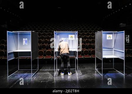 DEN HAAG - GroenLinks-leider Jesse Klaver brengt in Theater de Redentes zijn stem uit voor de gemeenteraadsverkiezingen. ANP PHIL NIJHUIS Banque D'Images