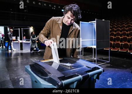 DEN HAAG - GroenLinks-leider Jesse Klaver brengt in Theater de Redentes zijn stem uit voor de gemeenteraadsverkiezingen. ANP PHIL NIJHUIS Banque D'Images