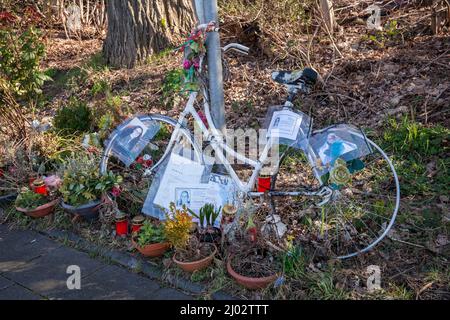 Vélo ghost blanc, orné d'un cycliste rappelle à vélo, qui a eu un accident mortel à cet endroit, la rue Auenweg, district Muelheim, Cologne, Allemagne. Banque D'Images