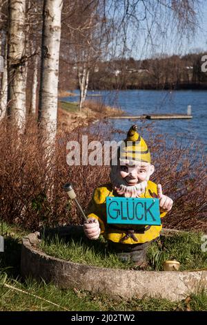 gnome de jardin avec signe qui dit de la chance sur un camping au réservoir Bevertal près de Hueckeswagen dans la région Bergisches Land, Rhénanie-du-Nord-Westphalie, Banque D'Images