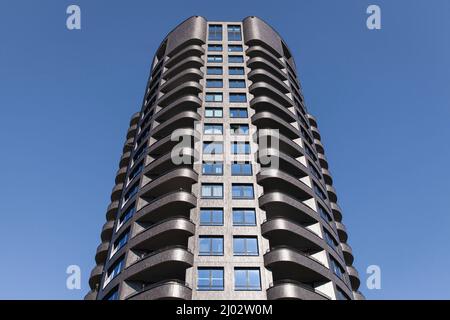 La tour d'appartement Opal sur la rue Stammheimer Ufer sur les rives du Rhin dans le quartier Muelheim, Cologne, Allemagne. Der 67 mètre hohe Banque D'Images