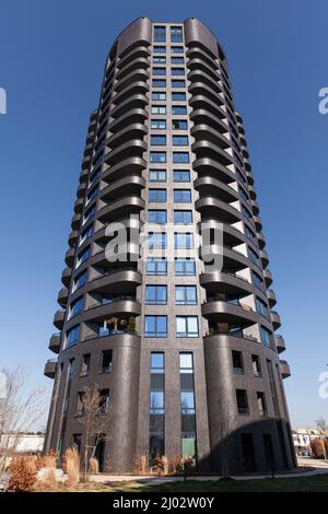 La tour d'appartement Opal sur la rue Stammheimer Ufer sur les rives du Rhin dans le quartier Muelheim, Cologne, Allemagne. Der 67 mètre hohe Banque D'Images