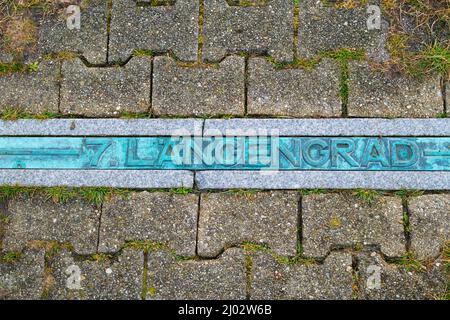 7. Degré de longitude (Längengrad) sur l'île de Juist au milieu de la digue Banque D'Images