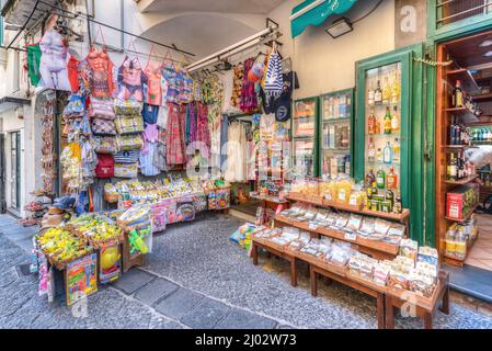 Amalfi, Italie - juillet 01 2021 : stands de souvenirs traditionnels, colorés et caractéristiques à Amalfi, côte amalfitaine, Italie. Banque D'Images