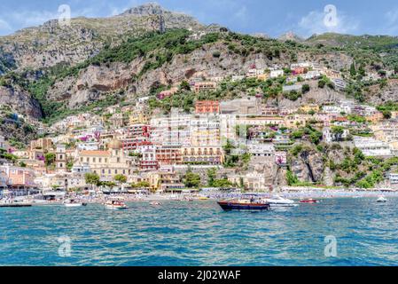 Côte amalfitaine, Italie - juillet 01 2021 : vue sur le village de Positano le long de la côte amalfitaine en Italie, avec ses maisons colorées caractéristiques Banque D'Images