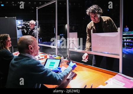 DEN HAAG - GroenLinks-leider Jesse Klaver brengt in Theater de Redentes zijn stem uit voor de gemeenteraadsverkiezingen. ANP PHIL NIJHUIS Banque D'Images