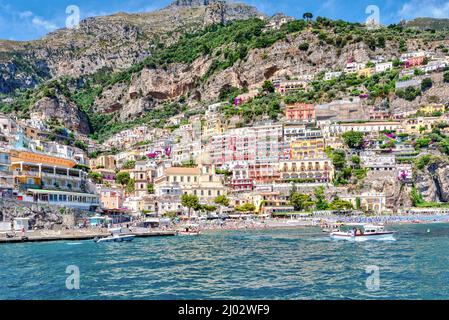 Côte amalfitaine, Italie - juillet 01 2021 : vue sur le village de Positano le long de la côte amalfitaine en Italie, avec ses maisons colorées caractéristiques Banque D'Images