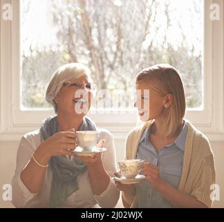 Un jardin d'amour pousse dans un coeur de grand-mères. Photo courte d'une jeune femme attirante qui visite son gran pour le thé. Banque D'Images