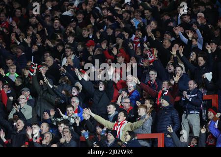 Les fans se tenant sur les terrasses de la Big Bank à la maison de St James Park d'Exeter City avant leur match contre Crawley Town.15th Mars 2022 Banque D'Images