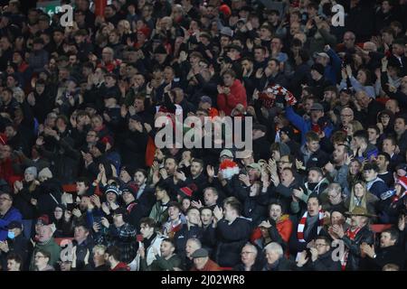 Les fans se tenant sur les terrasses de la Big Bank à la maison de St James Park d'Exeter City avant leur match contre Crawley Town.15th Mars 2022 Banque D'Images