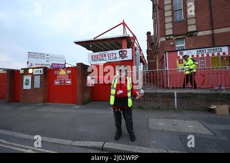 Vendeur de programme à l'extérieur de la maison du parc St James d'Exeter City avant leur match contre Crawley Town.15th mars 2022 Banque D'Images