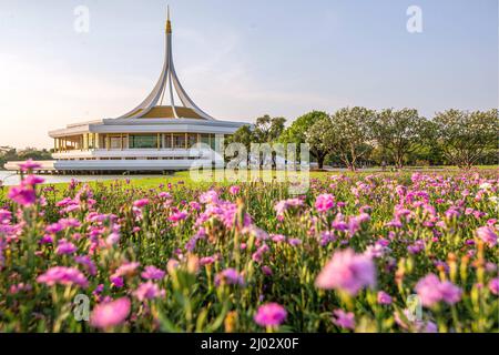 Bangkok. 15th mars 2022. Photo prise le 15 mars 2022 montre le Suan Luang Rama IX Park à Bangkok, Thaïlande. Crédit: Wang Teng/Xinhua/Alay Live News Banque D'Images