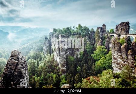 Vue sur les montagnes de grès de l'Elbe. Lieu Parc national de Saxe Suisse, Allemagne de l'est, Europe. Attraction touristique populaire. Spectaculaire et Banque D'Images